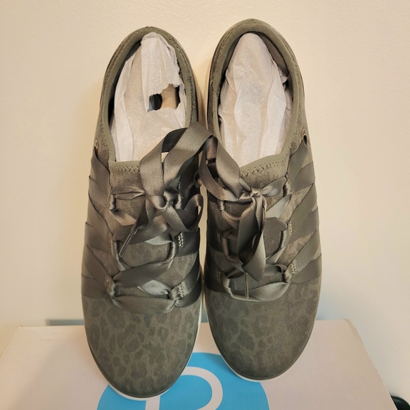 Bzees Glisten Green Animal Print Ribbon Lace-Up Fashion Sneakers Size 10 Wide - Picture 4 of 10